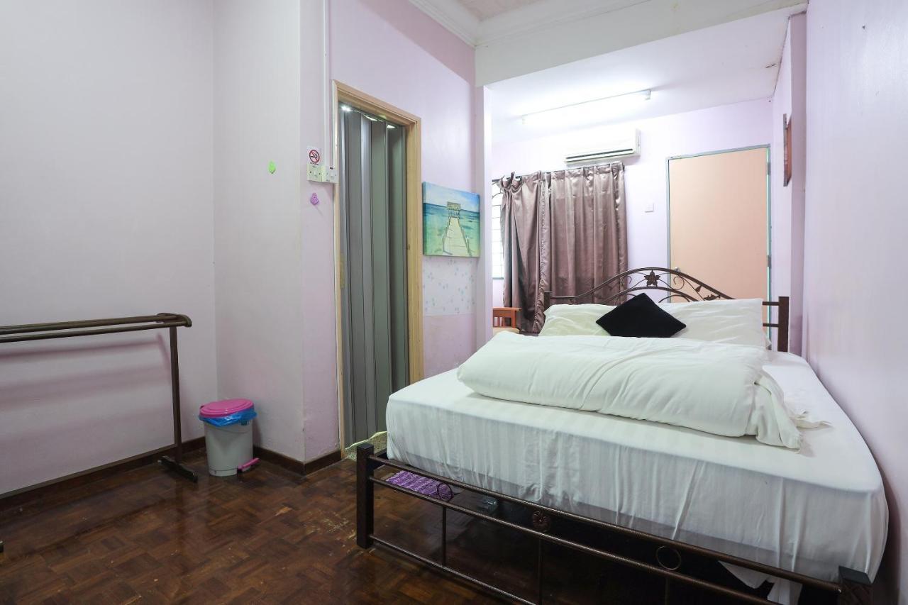 Oyo Home 90229, 3 Little Birds Homestay 4Bhk Malacca Εξωτερικό φωτογραφία